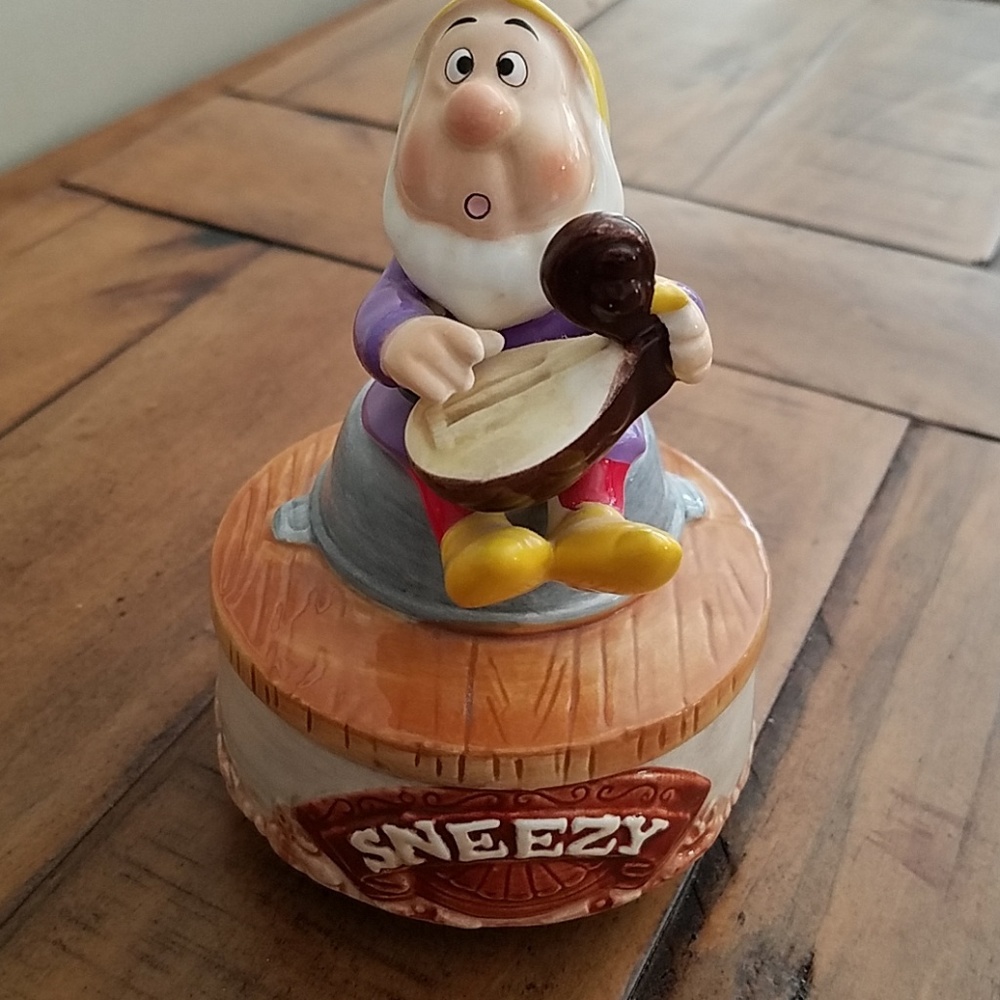 Disney. Sneezy music box.